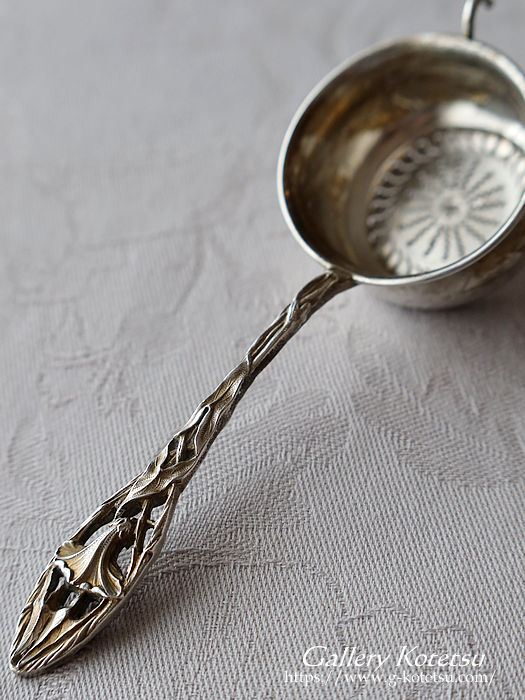 AeB[NVo[ antique silver tea strainer