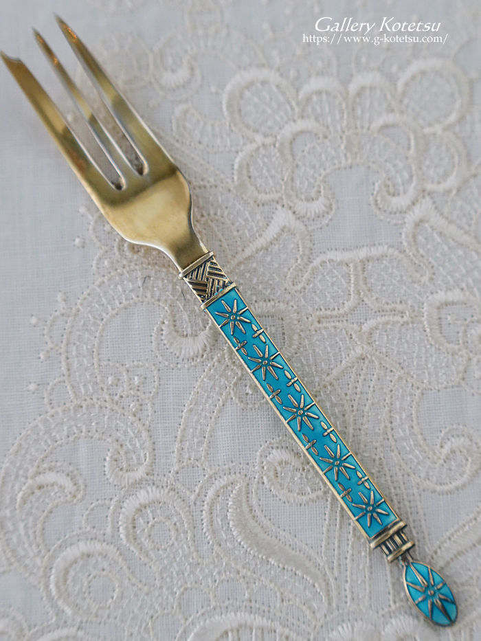 �V���o�[�G�i�����t�H�[�N�@antique silver enamel fork norway